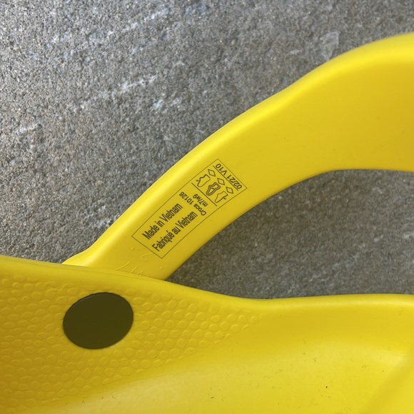 New yellow CROCS - Picture 6 of 7